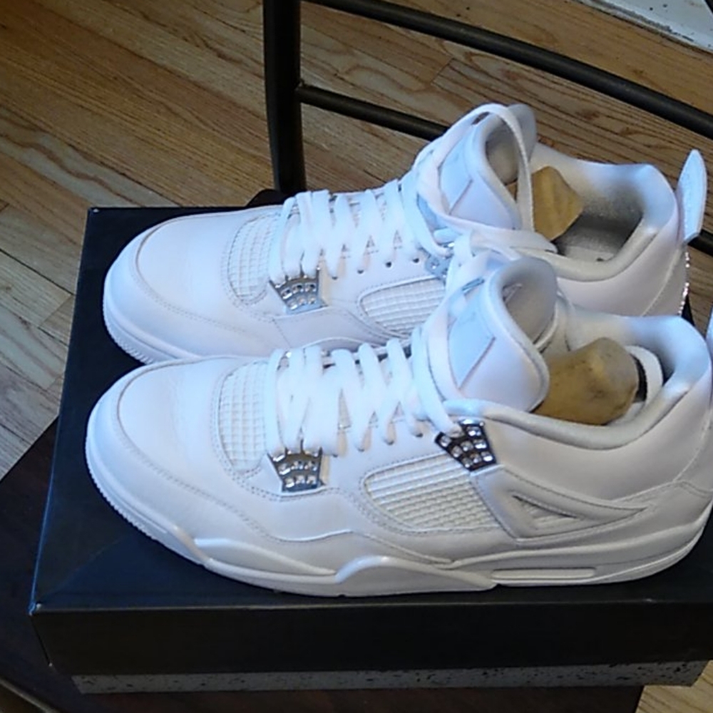 Air Jordan Retro 4 Sneakers